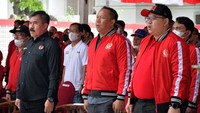 Ketua baru Komite Olahraga Nasional Indonesia (KONI) Kabupaten Cianjur, Muhamad Abdul Azis Sefudin (kanan), dan pengurus periode 2022-2026 hadir dalam acara Pengukuhan dan Pelantikan yang dilaksanakan di Aula Pancaniti Pendopo Cianjur, Kamis (26/5/2022).