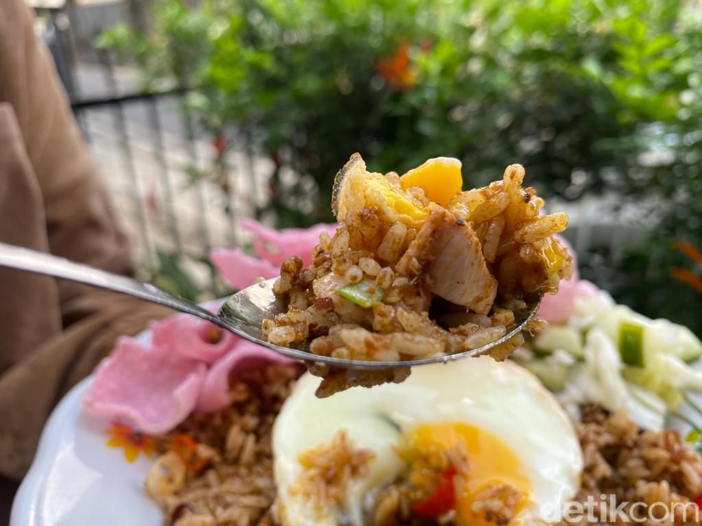 Nasi Goreng Upiak : Lama Bana! Cicip Nasi Goreng Rendang dan Balado Minang yang Berempah