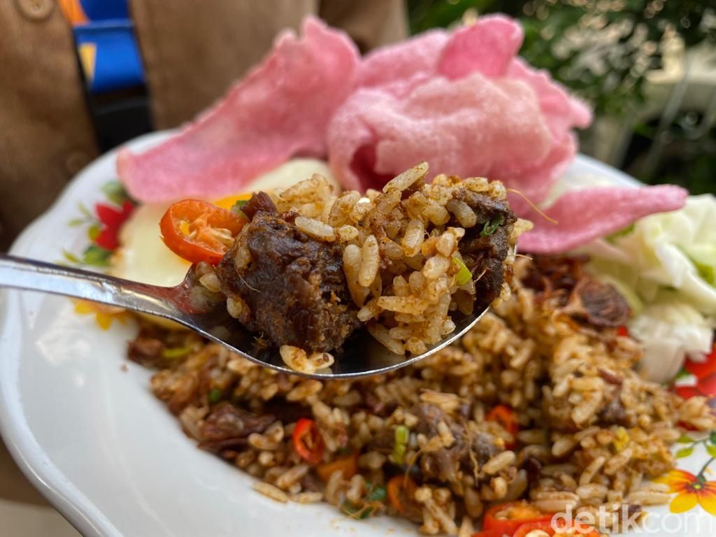 Nasi Goreng Upiak : Lama Bana! Cicip Nasi Goreng Rendang dan Balado Minang yang Berempah