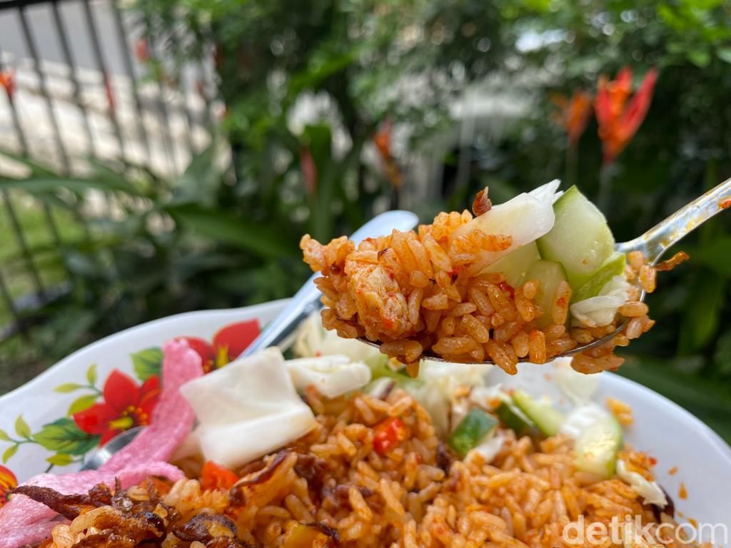 Nasi Goreng Upiak : Lama Bana! Cicip Nasi Goreng Rendang dan Balado Minang yang Berempah