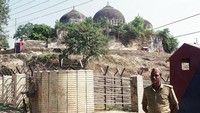 Atas laporan itu, sebagian masjid telah disegel oleh pengadilan tanpa memberi kesempatan kepada otoritas masjid untuk mengajukan kasus mereka. Perselisihan tersebut mencapai Mahkamah Agung. Kompleks itu akan dilindungi dan sholat akan dilanjutkan di masjid. (AP Photo/Barbara Walton) 