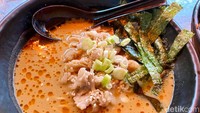 Untuk yang suka pedas, Raku Ramen punya Niku Tan Tan Men (Rp 68 ribu). Ramen ini dipadukan dengan kaldu ayam yang lebih bening dan ringan.