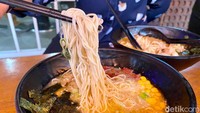 Corry selaku Kitchen Manager Raku Ramen mengatakan ciri khas ramen ini secara garis besar adalah pemakaian smoked beef, butter, dan krim dalam racikannya.