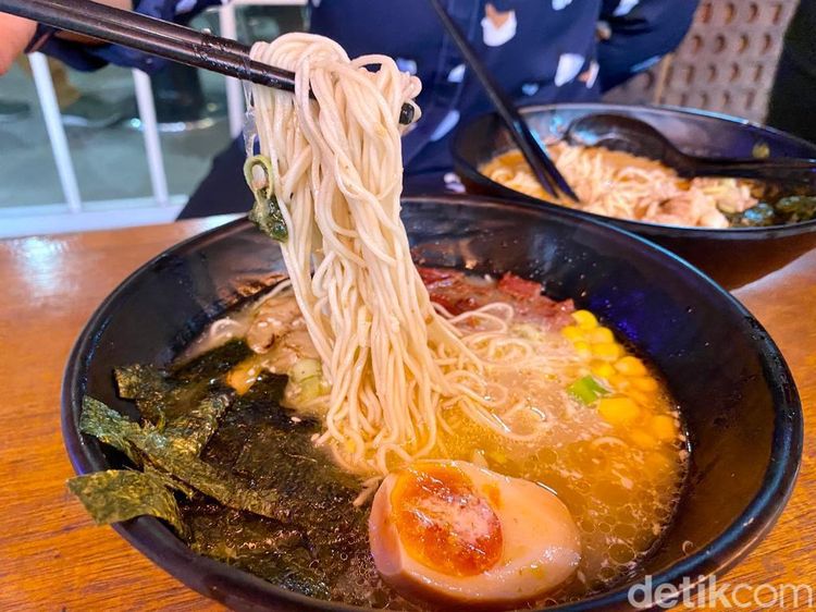 Kedai Nyempil di SCBD Ini Punya Smoked Paitan Ramen Enak