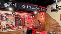 Area indoor menyatu dengan bar Jepang bernama Atsumaru di sebelahnya. Makan ramen di sini, bisa bonus menikmati penampilan DJ.