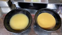 Dua kaldu ramen tersedia di Raku Ramen. Untuk Smoked Paitan Ramen dibuat dengan kaldu ayam yang dimasak selama 8 jam sehingga lebih kental. Untuk ramen lainnya menggunakan kaldu ayam biasa yang dimasak 1 jam.