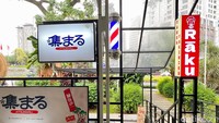 Raku Ramen bisa dijangkau jalan kaki menuruni tangga di depan Fairground. Boks warna merah bertulisan Raku bisa jadi penandanya.