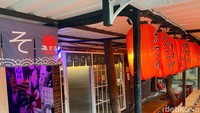 Mengenai konsep, pemilik Raku Ramen yaitu Ramadhan Giri berujar, Di sini konsepnya kita pengin bikin vibes-nya mirip banget Jepang dimana orang bisa langsung mengintip ke dapur, ujarnya.