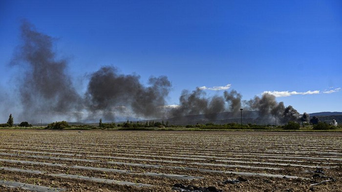 Pabrik Biodiesel di Spanyol Meledak, Tewaskan 2 Orang Black smoke billows from a biodiesel production plant in Calahorra, northern Spain, Thursday, May 26, 2022. Police in Spain say an explosion at a biodiesel plant has left two people dead and forced 250 children to be evacuated from the area. (AP Photo/Alvaro Barrientos)