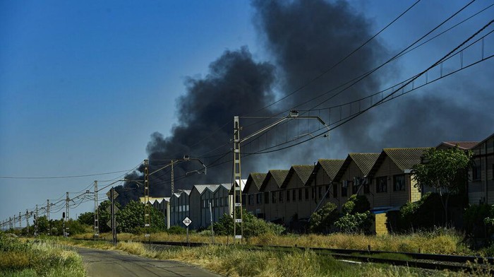 Pabrik Biodiesel di Spanyol Meledak, Tewaskan 2 Orang Black smoke billows from a biodiesel production plant in Calahorra, northern Spain, Thursday, May 26, 2022. Police in Spain say an explosion at a biodiesel plant has left two people dead and forced 250 children to be evacuated from the area. (AP Photo/Alvaro Barrientos)