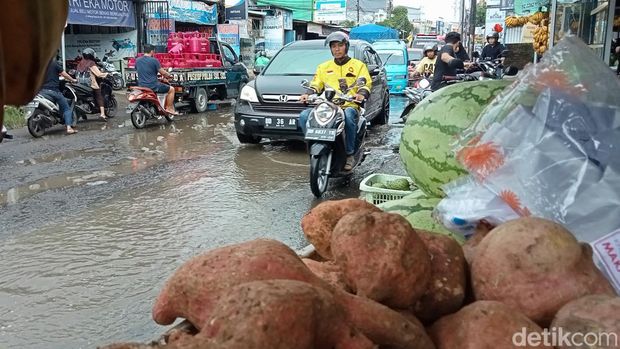 Pedagang terdampak Jalan Antang Raya Makassar yang rusak parah.