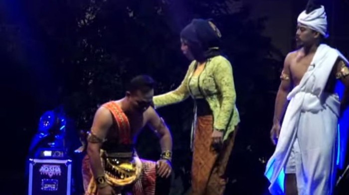pejabat Lamongan yang menggelar pentas drama dengan lakon Nggugah di Hari Jadi Kota Soto.