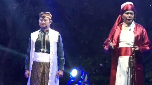 pejabat Lamongan yang menggelar pentas drama dengan lakon 'Nggugah' di Hari Jadi Kota Soto.