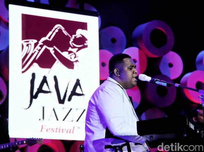 Penyanyi Andmesh menghibur penonton acara BNI Java Jazz Festival 2022, Jiexpo Kemayoran, Jakarta Pusat, Jumat (27/5).
