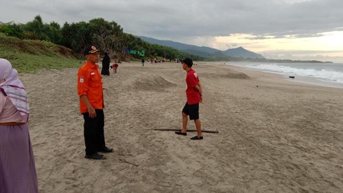 Pencarian korban terseret ombak di pantai Swiss Kongo KSB terus dilakukan.