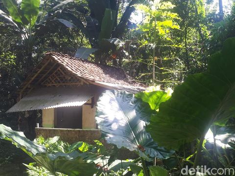Cerita dimulai dari Surabaya. Tempat di mana ide penelusuran soal lokasi KKN Desa Penari itu muncul.
