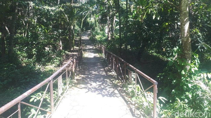 Cerita dimulai dari Surabaya. Tempat di mana ide penelusuran soal lokasi KKN Desa Penari itu muncul.