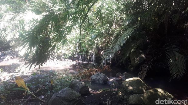 Cerita dimulai dari Surabaya. Tempat di mana ide penelusuran soal lokasi KKN Desa Penari itu muncul.