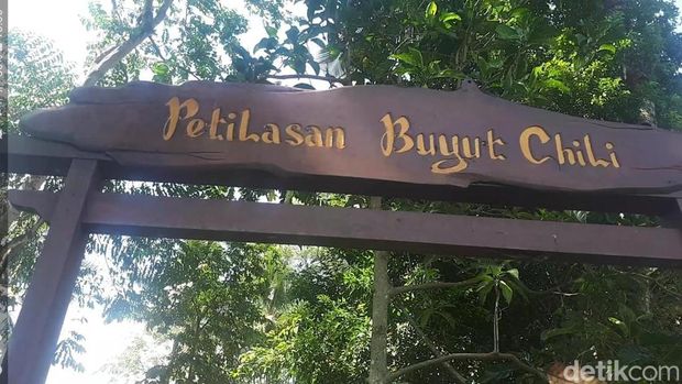 Cerita dimulai dari Surabaya. Tempat di mana ide penelusuran soal lokasi KKN Desa Penari itu muncul.