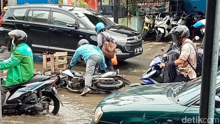 Pengendara motor terjatuh di Jalan Antang Raya Makassar.