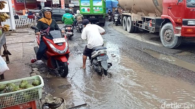Pengendara motor terjatuh di Jalan Antang Raya Makassar.