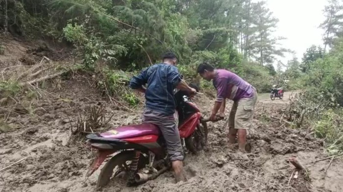 Pengendara yang nekat melintas terjebak lumpur material longsor di Toraja
