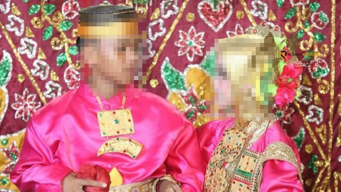 Pernikahan sejoli bocah berusia 14 tahun di Mamuju, Sulawesi Barat.