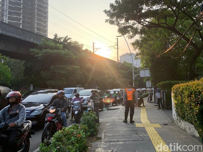 Petugas Dishub DKI menghalau pemotor bandel di trotoar sekitar Metropole, Jakarta Pusat. (Mulia Budi/detikcom)