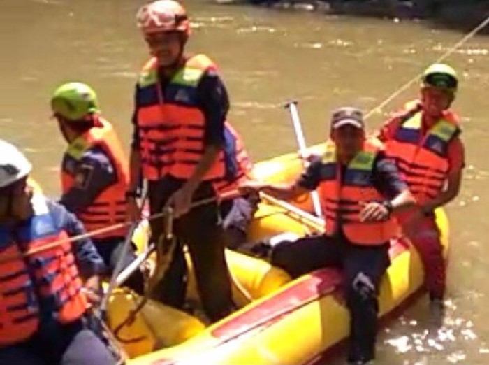 Petugas evakuasi bocah 10 tahun hanyut di Kali Ciliwung (istimewa)