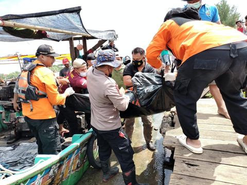 Petugas gabungan saat mengevakuasi jenazah dua pemancing yang hilang di perairan Jepara, Jumat (27/5/2022).