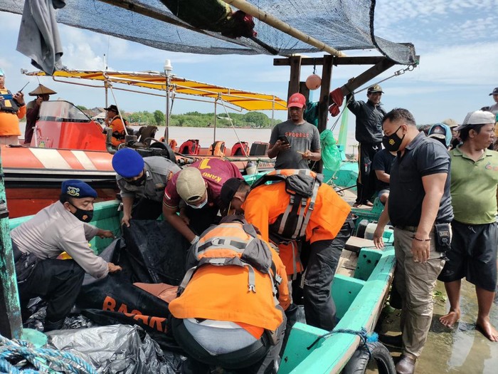 Petugas gabungan saat mengevakuasi jenazah dua pemancing yang hilang di perairan Jepara, Jumat (27/5/2022).