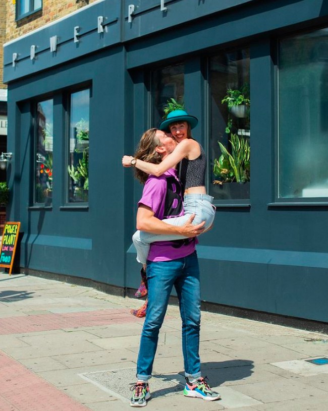 Kenalan dengan Lacey Haynes dan suaminya Flynn Talbot. Pasangan ini jadi viral setelah mereka membuat podcast dengan konsep yang tidak biasa. Foto: Instagram