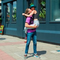 Kenalan dengan Lacey Haynes dan suaminya Flynn Talbot. Pasangan ini jadi viral setelah mereka membuat podcast dengan konsep yang tidak biasa. Foto: Instagram