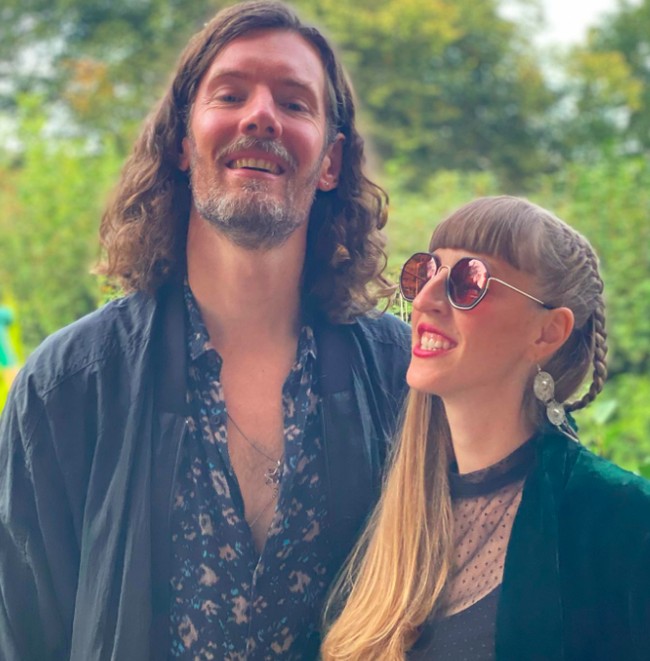 Lacey dan Flynn menyiarkan podcast mereka tanpa editan. Para audiens mendengarkan baik, buruk dan berantakan dari sesi seks mereka. Ada momen-momen di mana, Lacey harus berhenti seks di tengah-tengah karena dia harus memberi makan anaknya. Foto: Instagram