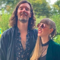 Lacey dan Flynn menyiarkan podcast mereka tanpa editan. Para audiens mendengarkan baik, buruk dan berantakan dari sesi seks mereka. Ada momen-momen di mana, Lacey harus berhenti seks di tengah-tengah karena dia harus memberi makan anaknya. Foto: Instagram