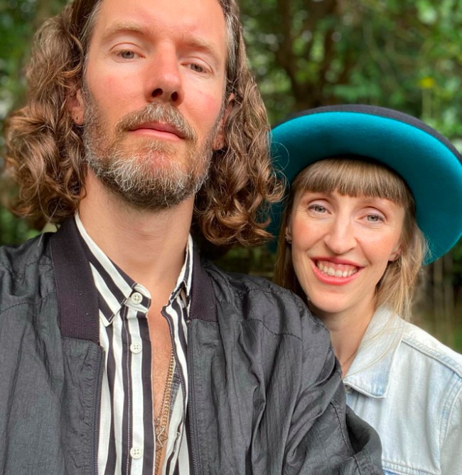 “Kami tidak berencana untuk berhubungan seks di podcast, itu terjadi begitu saja. Awalnya kami hanya bermaksud untuk berbicara tentang kehidupan seks kami. Lalu, OMG kami melepas pakaian kami, dan bercinta. Setelah itu kami terguncang. Aku seperti, ‘wow apakah kita baru saja melakukannya?’” ungkap Lacey yang saat itu juga bingung, seperti dikutip dari The Sun. Foto: Instagram