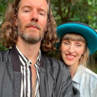 “Kami tidak berencana untuk berhubungan seks di podcast, itu terjadi begitu saja. Awalnya kami hanya bermaksud untuk berbicara tentang kehidupan seks kami. Lalu, OMG kami melepas pakaian kami, dan bercinta. Setelah itu kami terguncang. Aku seperti, ‘wow apakah kita baru saja melakukannya?’” ungkap Lacey yang saat itu juga bingung, seperti dikutip dari The Sun. Foto: Instagram