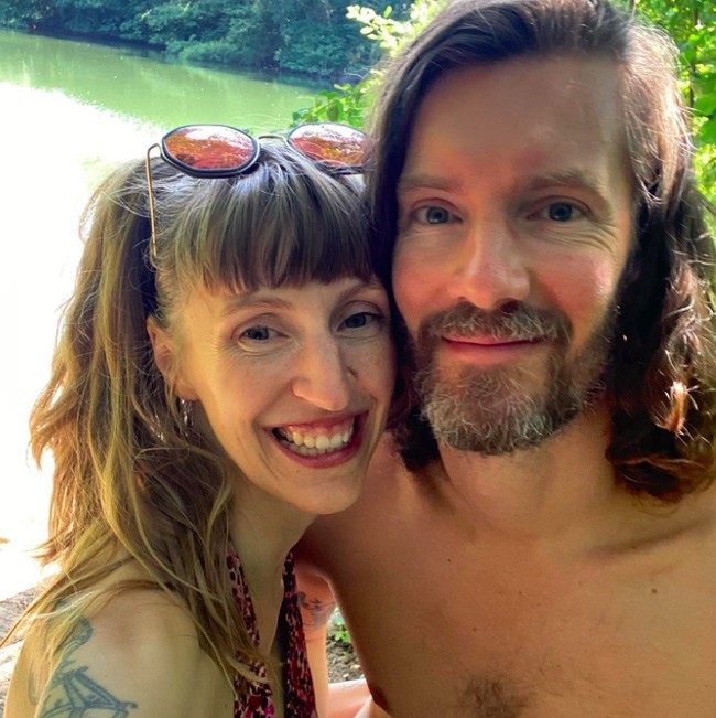 Tak hanya mendengar keduanya bercinta, namun pasangan yang memiliki lisensi seks edukasi itu juga memberikan tips-tips seputar ranjang. Pada dasarnya, hubungan rumah tangga akan berjalan baik ketika seks bisa lancar. Foto: Instagram