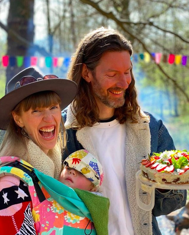 Inilah potret pasangan yang bikin geger tersebut. Mereka telah memiliki anak. Diakui mereka bahwa kehidupan seks mereka sempat dingin setelah Lacey melahirkan. Dari situ, pasangan asal Inggris itu mengaku bahwa lewat podcast-nya mereka ingin membantu pasangan di luar sana untuk kembali bergairah dengan kehidupan ranjang.Foto: Instagram