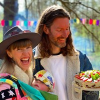 Inilah potret pasangan yang bikin geger tersebut. Mereka telah memiliki anak. Diakui mereka bahwa kehidupan seks mereka sempat dingin setelah Lacey melahirkan. Dari situ, pasangan asal Inggris itu mengaku bahwa lewat podcast-nya mereka ingin membantu pasangan di luar sana untuk kembali bergairah dengan kehidupan ranjang.Foto: Instagram