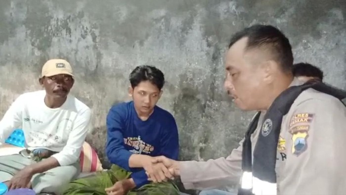 Polisi menjemput nelayan Demak yang sempat hilang diterjang gelombang tinggi, Jumat (27/5/2022).