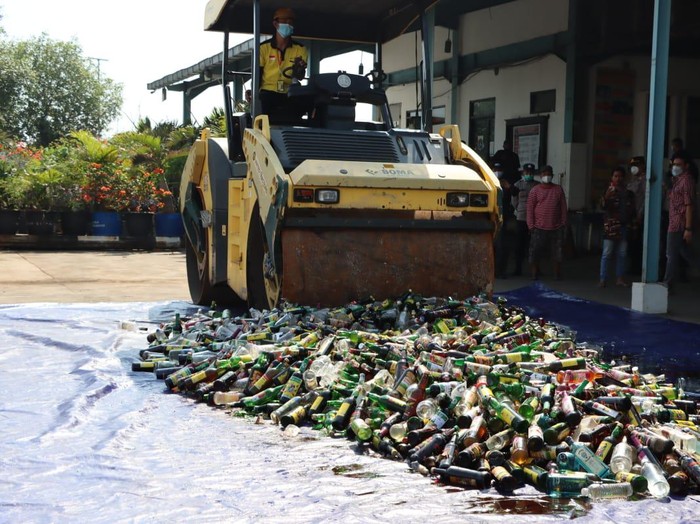 Polres Pelabuhan Tanjung Priok musnahkan ribuan botol miras ilegal (istimewa)
