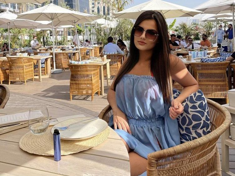 Potret Estonia Valerie yang Dicoret dari Miss Global, Saat Bikin Sushi dan Makan Pasta