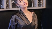 Dengan pose sensualnya, Valerie tampak membuat sushi dengan irisan timun, nasi Jepang yang ia gulung dengan nori atau rumput laut. Foto: Instagram @lerusi_k