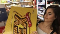 Rayakan ulang tahunnya, Valerie yang merupakan penggemar makanan manis. Berpose dengan miniatur kotak cokelat ukuran jumbo. Foto: Instagram @lerusi_k
