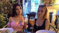 Berlibur bareng teman-temannya, Valerie tidak melewatkan waktunya menyantap aneka pasta dengan segelas minuman dingin yang menyegarkan. Foto: Instagram @lerusi_k