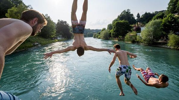 Sejak tahun 2017, kegiatan berenang di Sungai Aare masuk ke dalam daftar tradisi hidup oleh UNESCO dan menjadi bagian dari warisan tak benda. Fabrice Coffrini/AFP via Getty Images