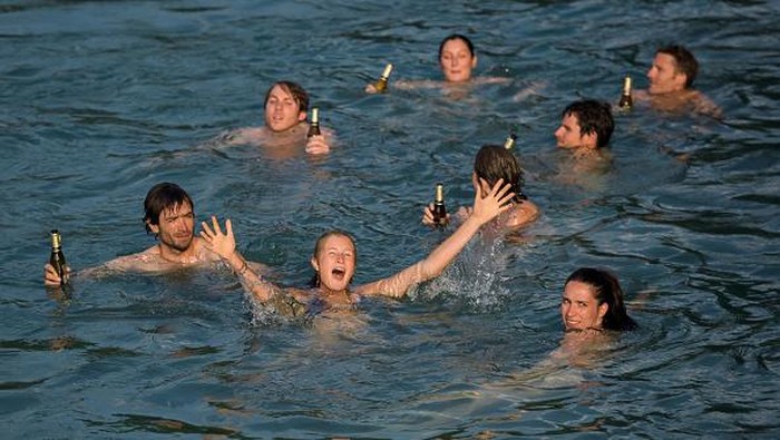 Potret Sungai Aare di Swiss, Lokasi Hilangnya Anak Ridwan Kamil TOPSHOT - Young men jump into the river Aare on June 21, 2017 in Bern.
Europe sizzled in a continent-wide heatwave with London bracing for Britains hottest June day since 1976 as Portugal battled to stamp out deadly forest fires. Cooler weather was aiding their efforts, but thermometers were still hovering around 35 degrees Celsius (95 degrees Fahrenheit) -- a level matched across oven-like swathes of Europe, including Italy, Austria, the Netherlands and even alpine Switzerland. / AFP PHOTO / Fabrice COFFRINI (Photo credit should read FABRICE COFFRINI/AFP)