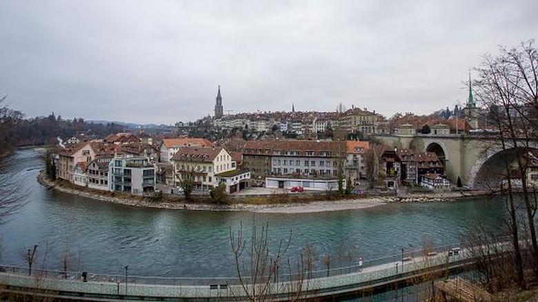 Potret Sungai Aare di Swiss, Lokasi Hilangnya Anak Ridwan Kamil BERN, SWITZERLAND - JANUARY 01 : Panoramic view of The old town the medieval city center of Bern and the Aare River on January 01, 2019 in Bern, Switzerland. The old town is the medieval city center of Bern. Bern is the capital city of Switzerland, is built around the Aare River. Its origins back to the 12th century, with medieval architecture preserved in the Old Town. It is a UNESCO Cultural World Heritage Site since 1983 due to the compact and generally intact medieval core. (Photo by Athanasios Gioumpasis/Getty Images)