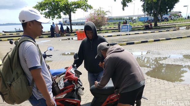 Praktik calo di Pelabuhan Bajoe, Bone banyak ditemukan (detikSulsel/Agung Pramono).